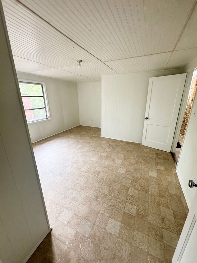 Building Photo - ADORABLE Downtown Cottage in Conway. Fantastic location and TONS of charm. Fenced in back yard!