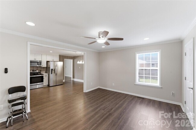 Building Photo - 4000 Fieldcrest Rd