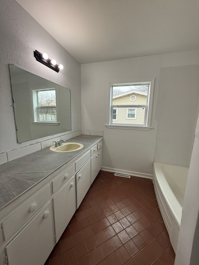 Building Photo - 4 Bedroom 2 Bathroom House Available NOW!