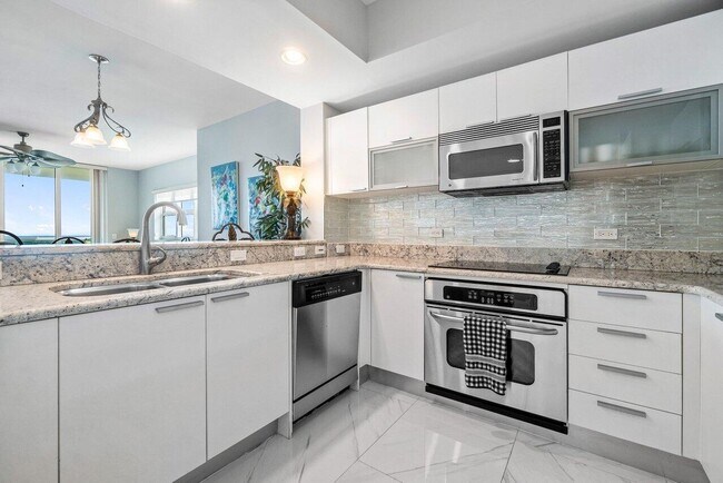 Building Photo - 2640 Lake Shore Dr