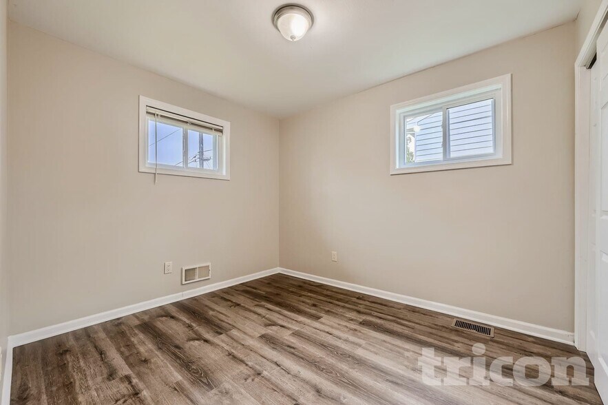 Building Photo - 2012 Royal Garden Dr