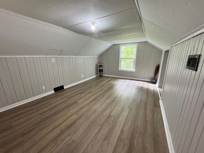 Building Photo - Remodeled 3 bed, 1 bath home for rent in Waterloo