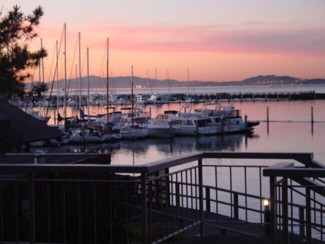 Building Photo - Sunny Studio in Resort Setting on the Bay 15 minutes from SF