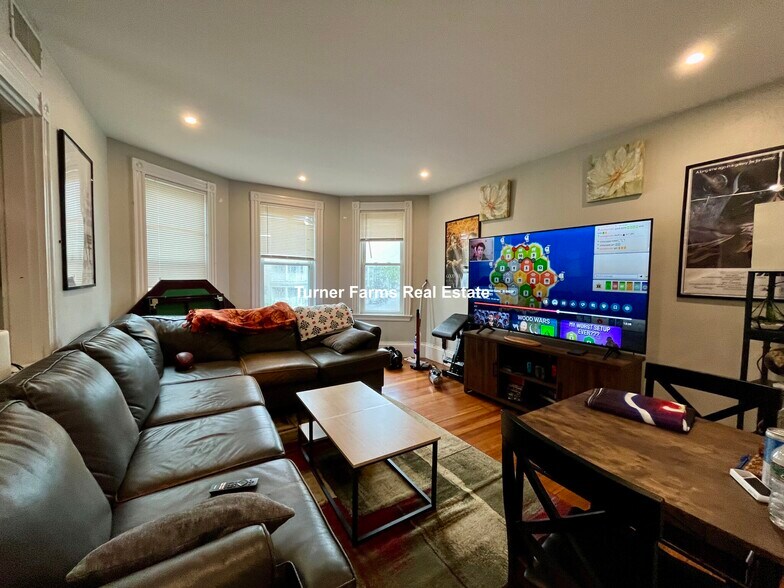 Building Photo - 24 Pond St