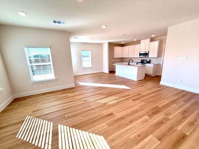 Building Photo - 2900 Woodbrook Dr