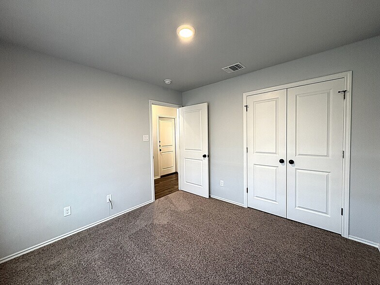 Building Photo - 1234 Lexington Dr