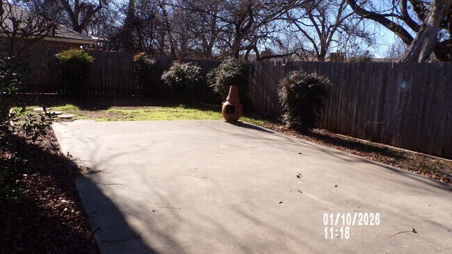 Building Photo - Fantasic Country Club West Home  1/2 OFF FIRST FULL MONTH'S RENT