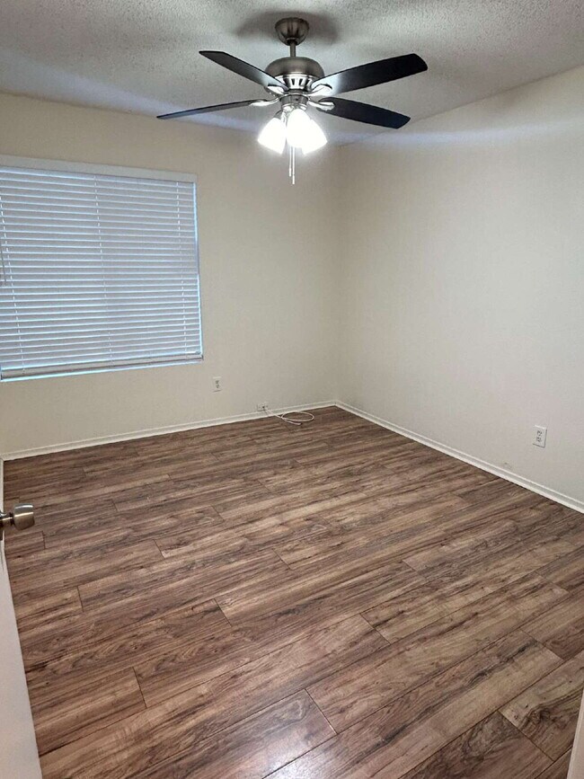 Building Photo - Cute! 4 bedroom, 2 bath Home in Bakersfield