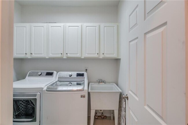 Building Photo - 2870 Roanoke Rd