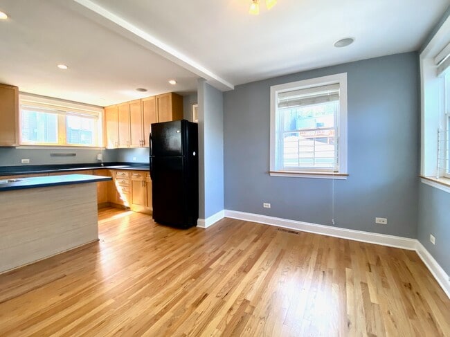 Building Photo - 2736 W Evergreen Ave