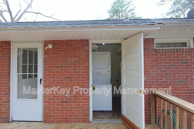 Building Photo - 2413 Derby Dr