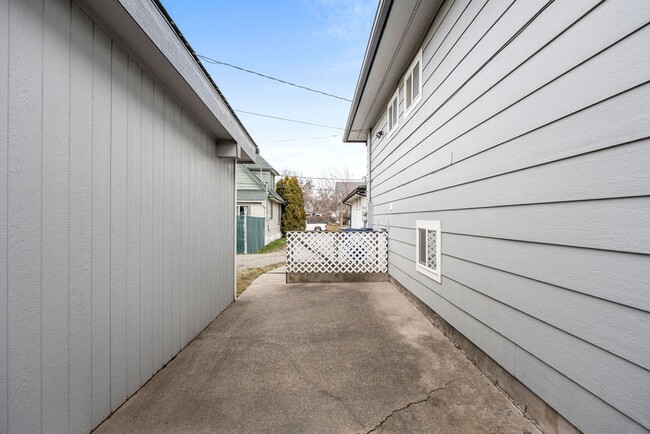 Building Photo - Modern 2BR Suite – Newly Furnished, Pet-Friendly, Near Downtown Spokane (Furnished)