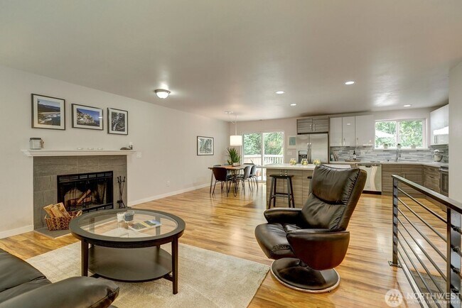 Building Photo - Stunning 4BR/2.5BA Home in Lake Forest Park ?