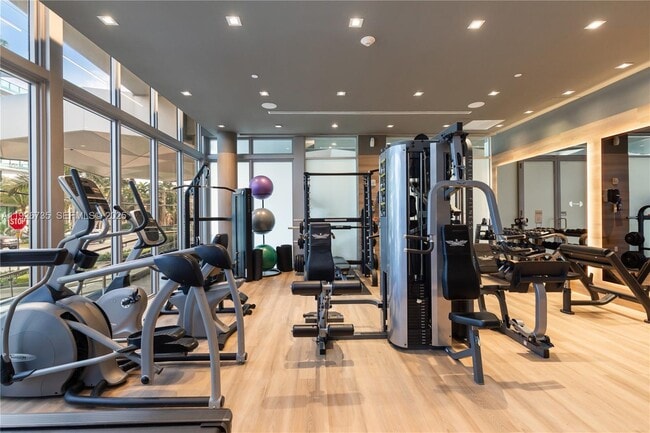 Building Photo - 9940 W Bay Harbor Dr