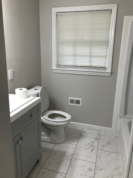 Spare Bathroom - 1915 Birchcrest Dr