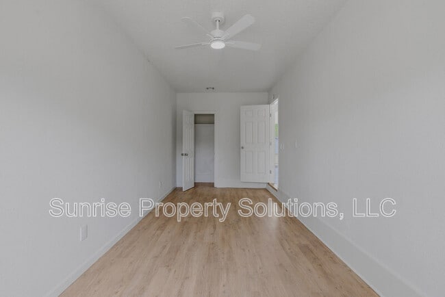 Building Photo - 9301 N Sherwell Dr