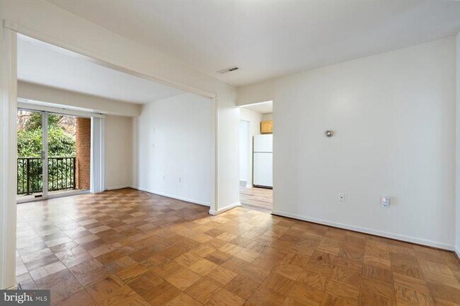 Building Photo - 876 College Pkwy