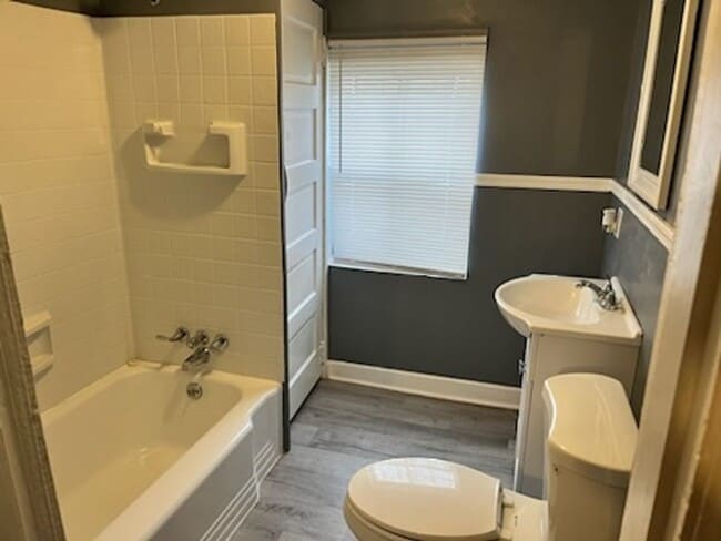 Building Photo - Centrally located home in Nashville