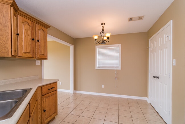 Building Photo - 3 Bedroom, 2 Bath Home in Valley View with...