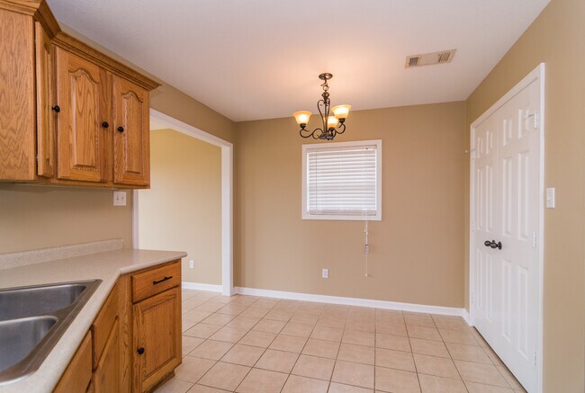 Building Photo - 3 Bedroom, 2 Bath Home in Valley View with Privacy Fenced in Backyard! June move in!!