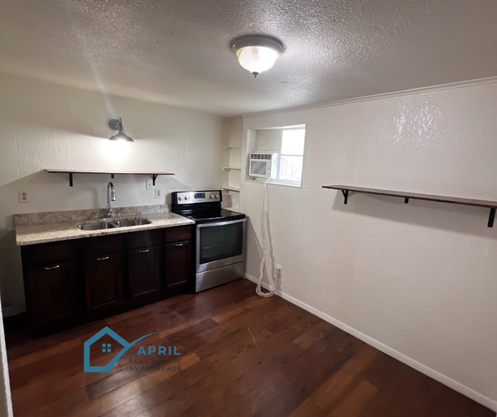 Eat-in Kitchen - 2055 W Summit Ave