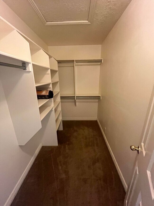 Building Photo - Gavarret Single Bedrooms