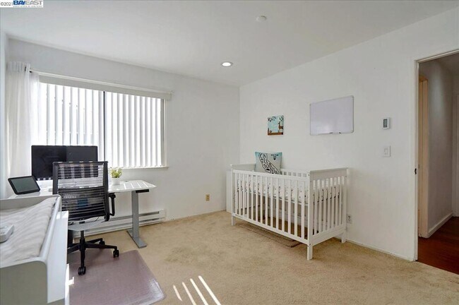 Building Photo - $2,990- GORGEOUS 2 BEDROOM CONDO IN CENTRA...