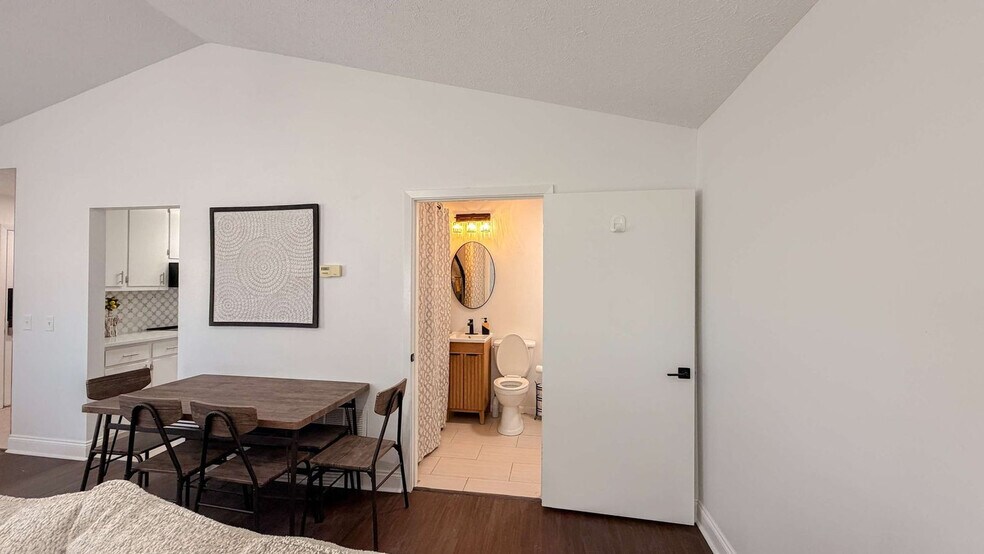 Building Photo - 300 W 23rd Pl