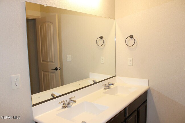 Building Photo - 13832 Hollywood Dr