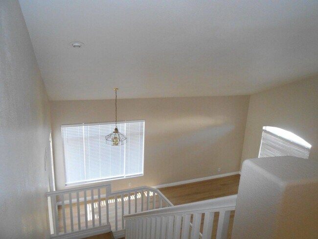 Building Photo - Great 2 Story Home in the NW