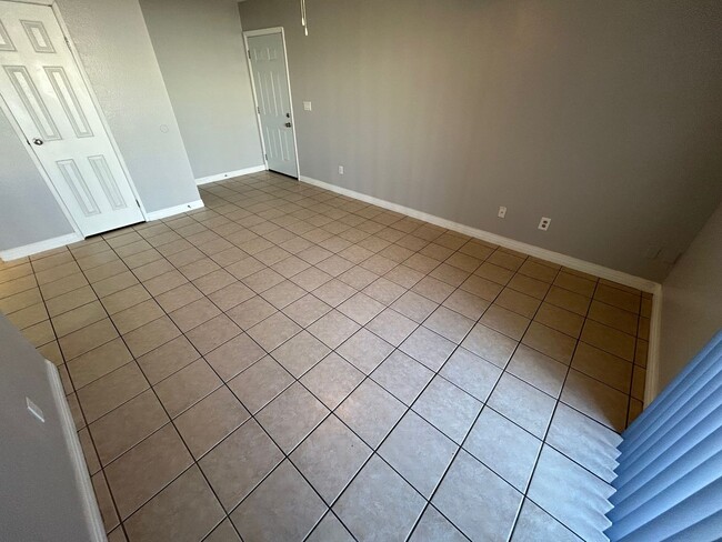 Building Photo - ADORABLE 1 BEDROOM 1 BATHROOM 1ST FLOOR CO...