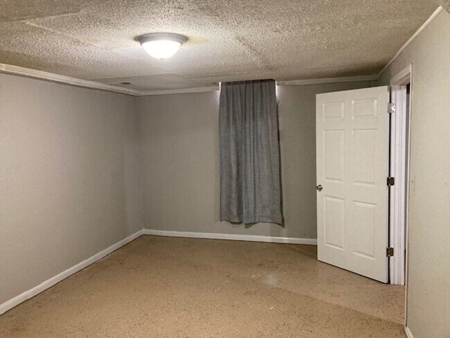 Building Photo - Great 2 Bedroom 1 Bath + 2 Non conforming bedrooms