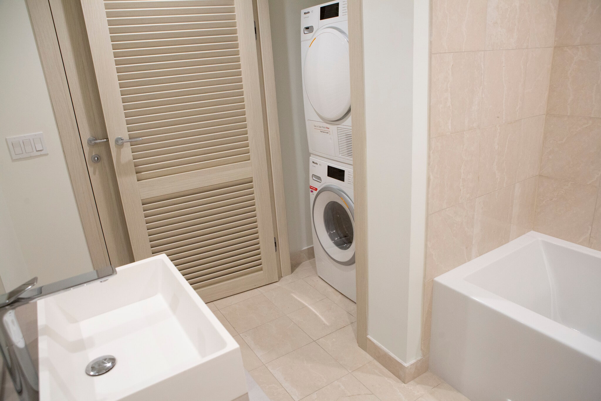 Building Photo - 1000 Brickell Plz