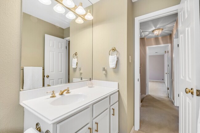 Building Photo - 9006 Balcones Club Dr