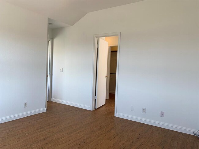 Building Photo - 210 Evergreen Cir