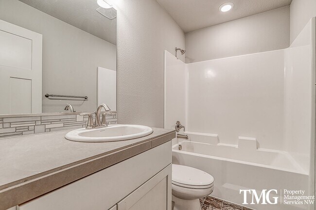 Building Photo - 3 Bedroom, 2.5 Bath Townhome In Ridgefield!