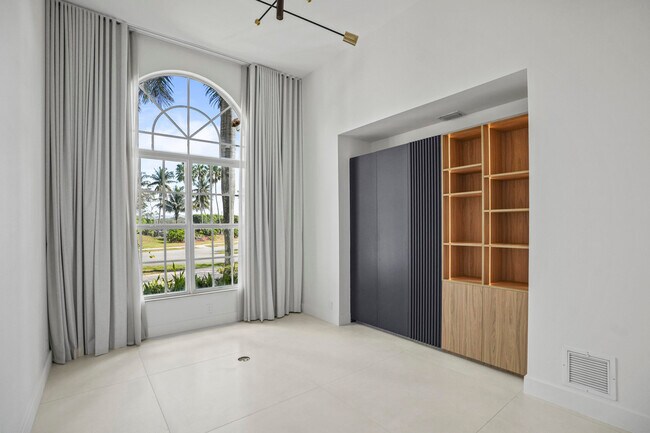 Building Photo - 3201 E Stonebrook Cir