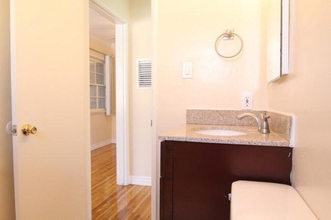 Building Photo - 1 bedroom in Los Angeles CA 90028
