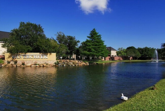 Building Photo - 2611 S Breeze Dr