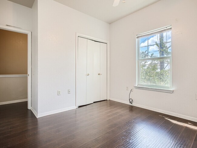 Building Photo - 1200 Perez St