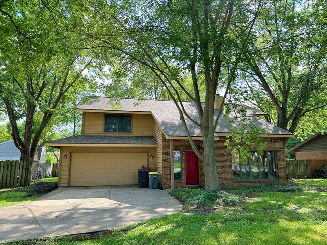 Primary Photo - 3 Bedroom, 2.5 Bath, 2 Car Garage - Close ...