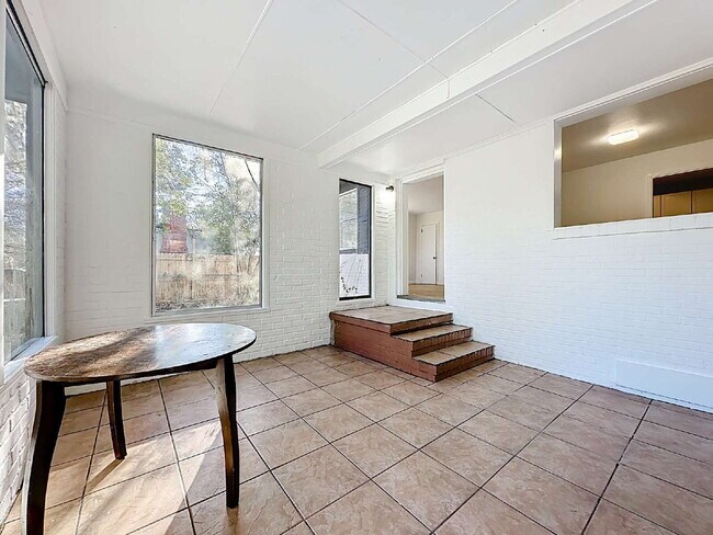 Building Photo - 5330 Quan Dr