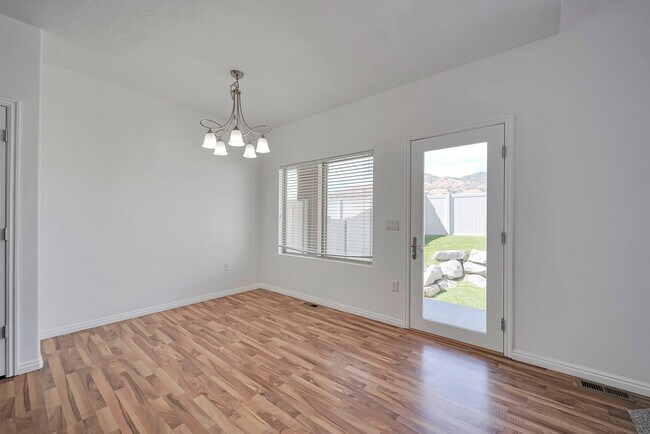 Building Photo - Beautiful 3 Bed Ivory Ridge T/home w 2 car...