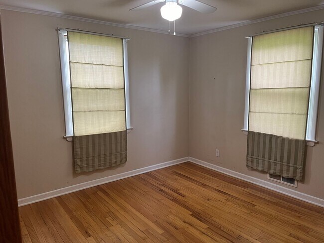 Building Photo - Single-level, 2-beds 1-bath house in New B...