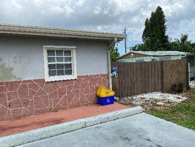 Building Photo - Excellent 2/1 Duplex in Desirable Area
