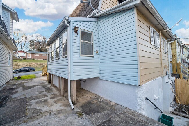 Building Photo - 127 Clearfield St