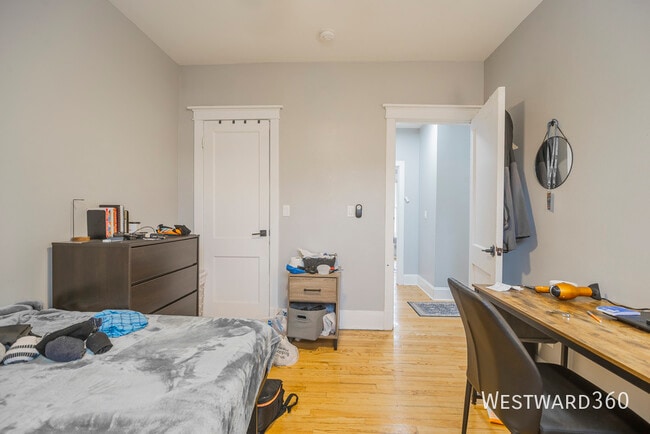 Building Photo - 1410 W Farragut Ave