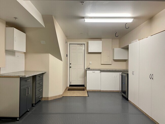 Building Photo - Clean, Classic Contemporary 3 Bedroom + 2 Bath Townhouse Style Home Near Downtown Campbell & Will...