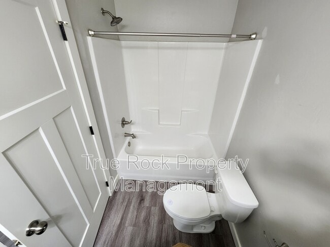 Building Photo - 416 E 13th St