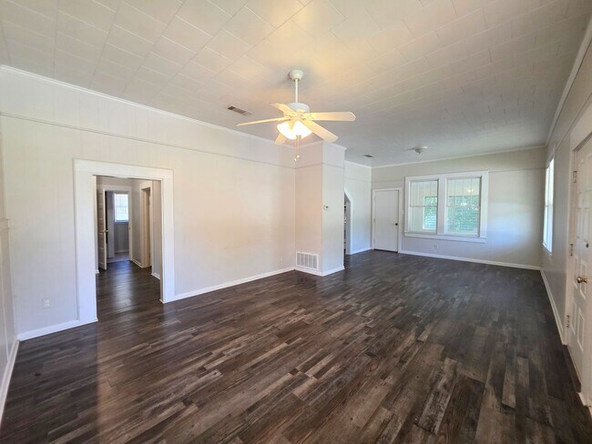Building Photo - 3BR/1BA home with Bonus Room and large fenced back yard